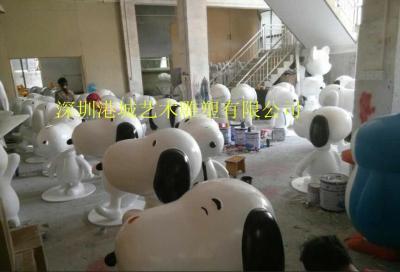 廣西商場美陳裝飾主題玻璃鋼卡通史努比雕塑