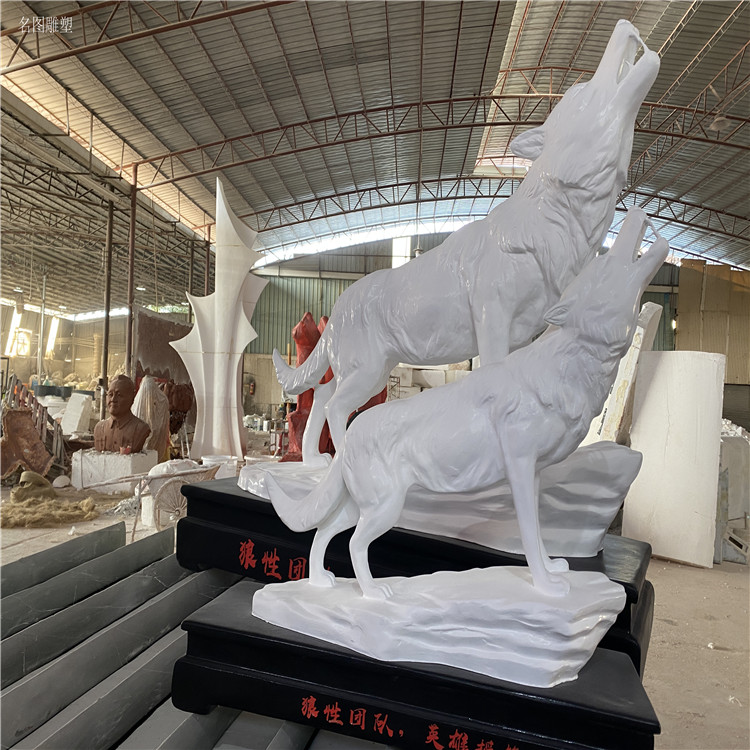 廣西玻璃鋼狼雕塑的藝術(shù)與應(yīng)用——探索名圖玻璃鋼動(dòng)物雕塑廠的創(chuàng)作